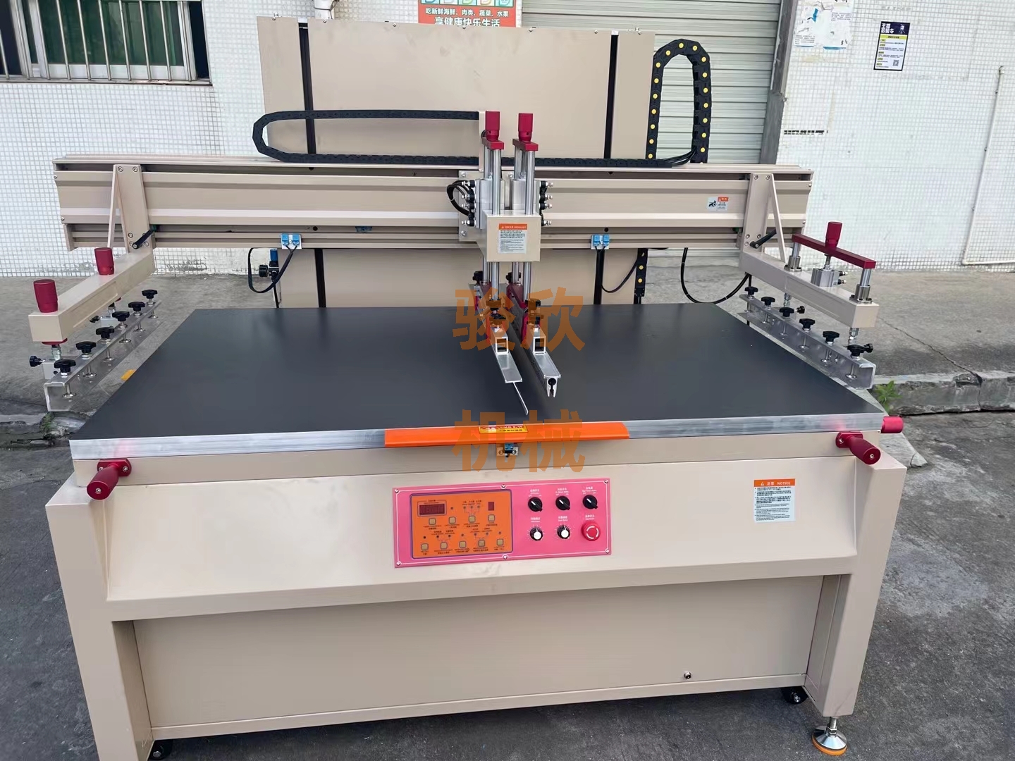 南京絲印機(jī)廠家，南京移印機(jī)廠家，駿欣機(jī)械玻璃絲印機(jī)印刷精度高